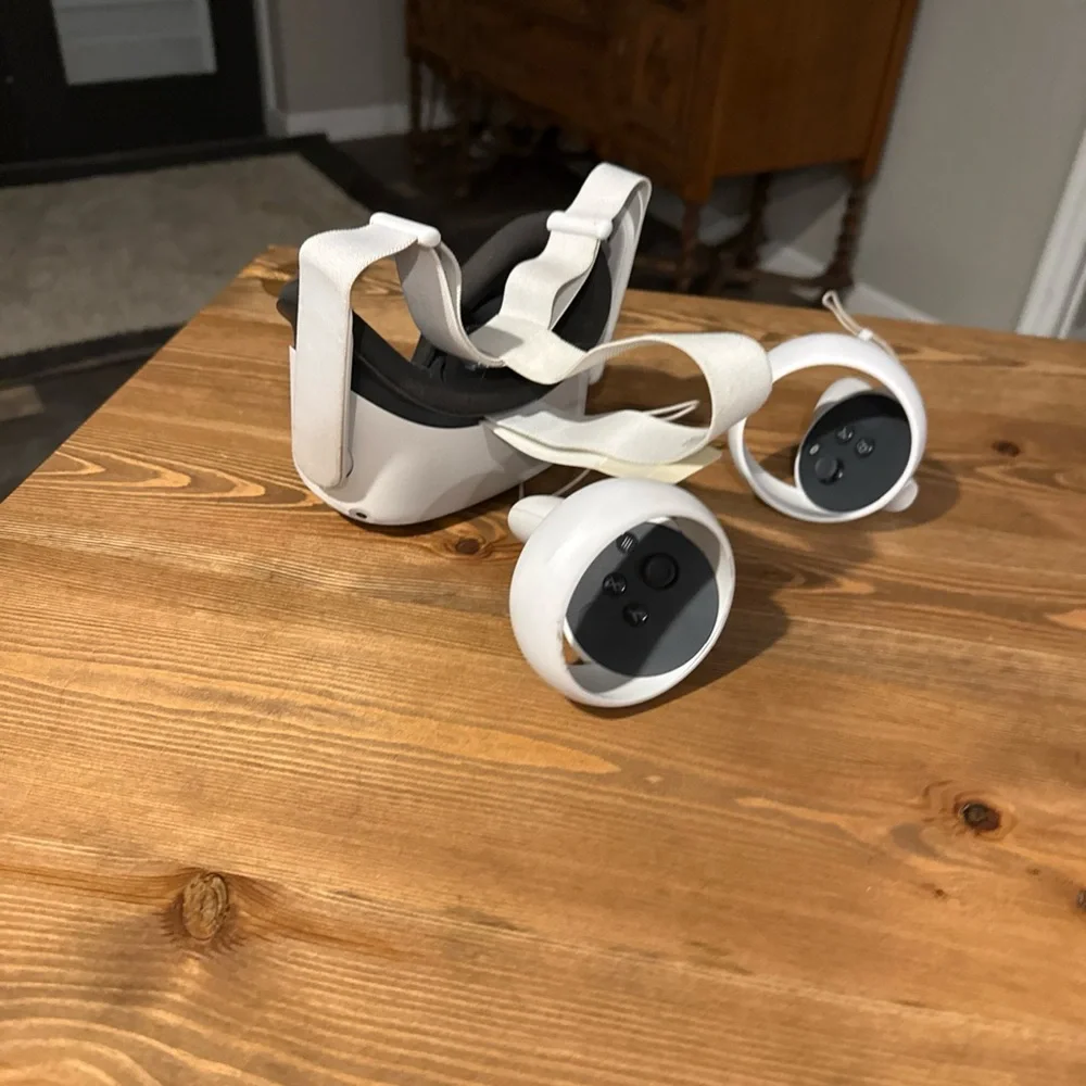 Oculus Quest 2 128gb With Case and Controllers works well slightly scratched